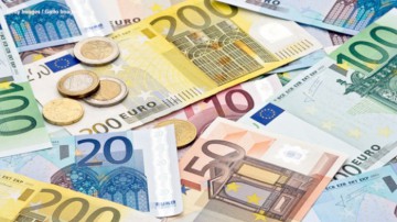 Depreciere record a monedei euro în raport cu dolar
